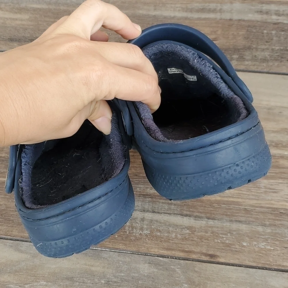 Crocs Junior boy insulated lined sandals flip flop shoes sz J2
